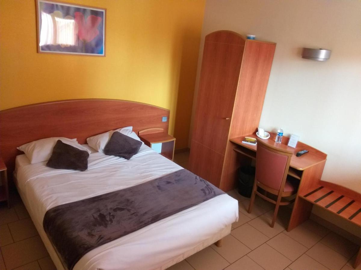 Logis Hotel - Les Paturelles Avesnelles Bagian luar foto