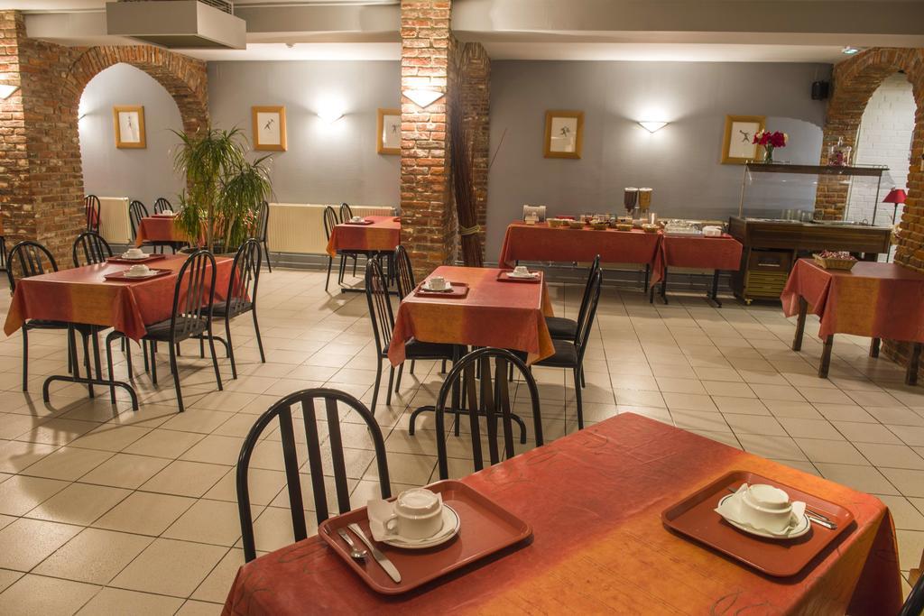 Logis Hotel - Les Paturelles Avesnelles Bagian luar foto