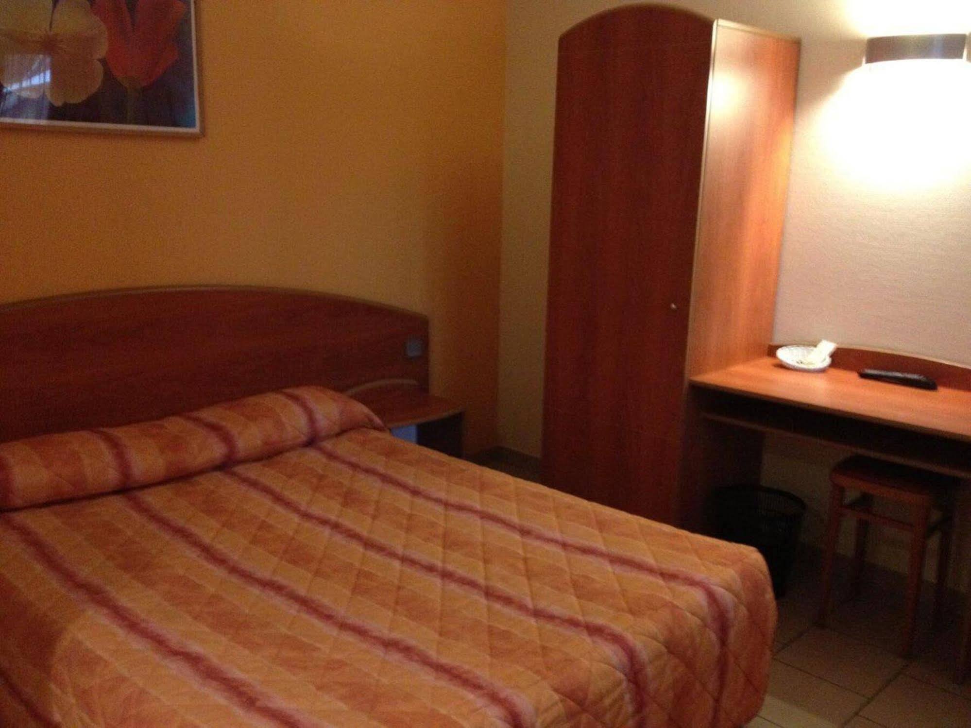 Logis Hotel - Les Paturelles Avesnelles Bagian luar foto