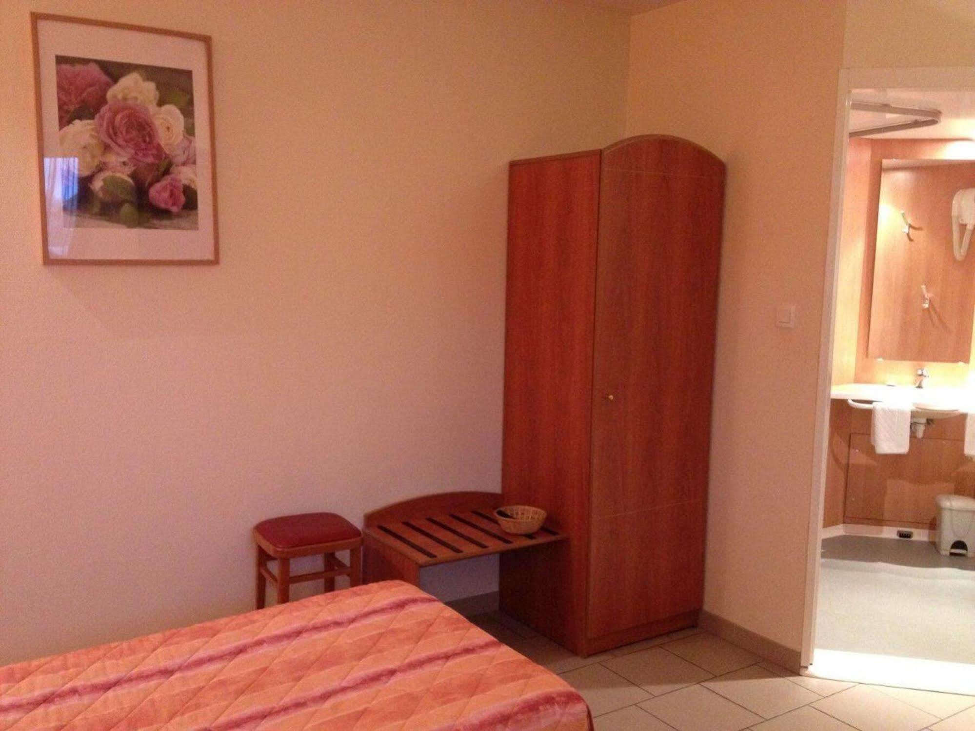 Logis Hotel - Les Paturelles Avesnelles Bagian luar foto