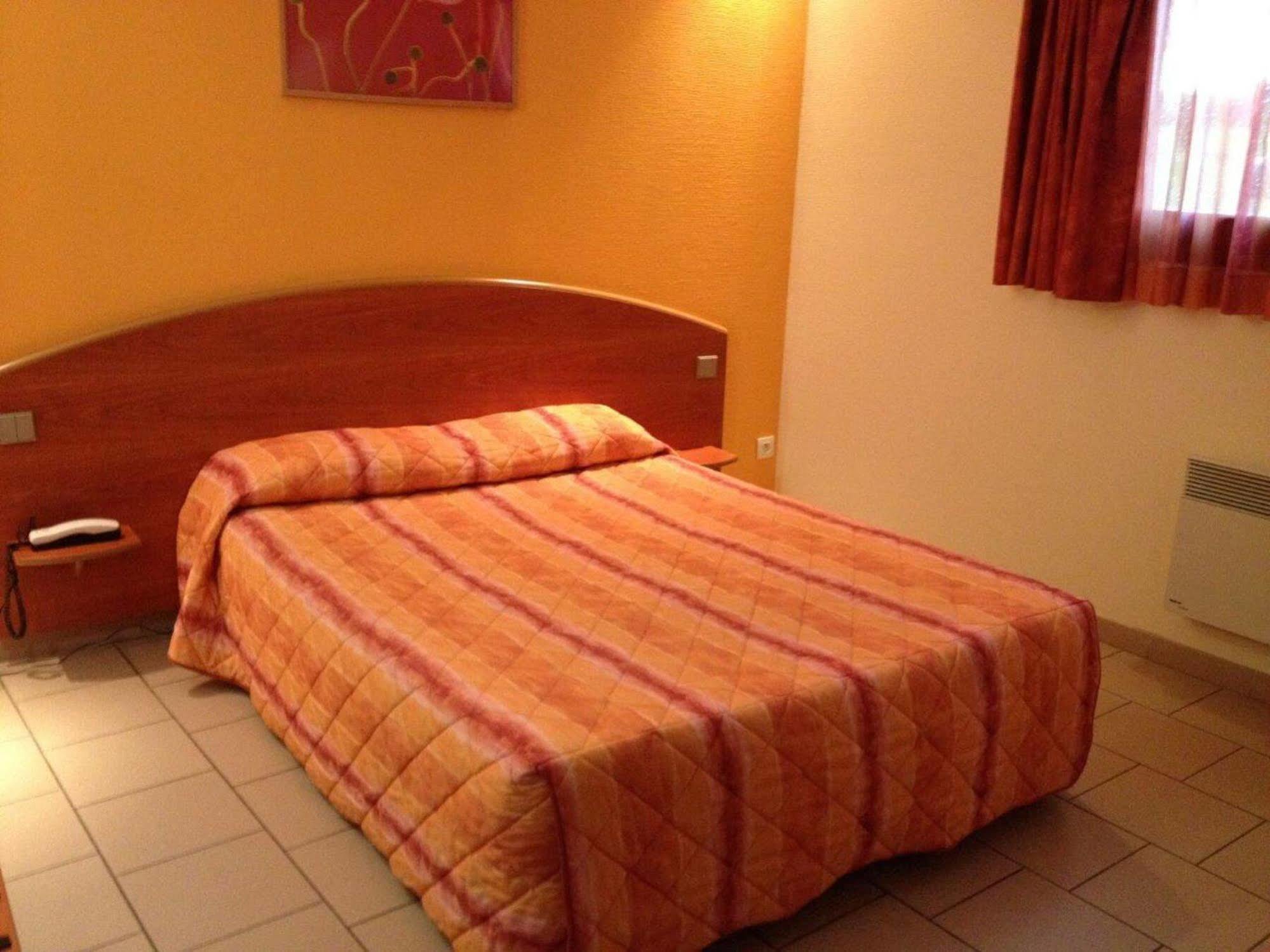 Logis Hotel - Les Paturelles Avesnelles Bagian luar foto
